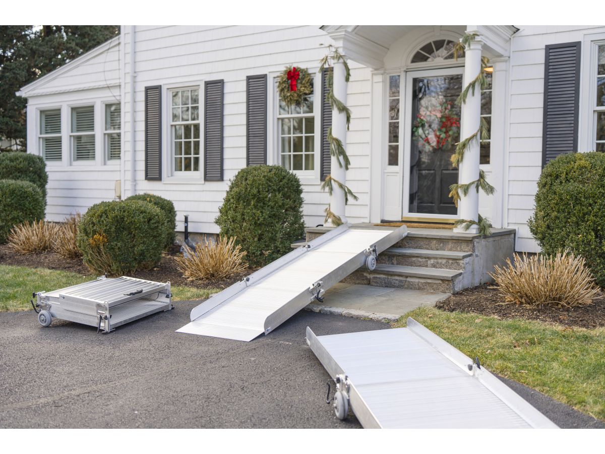 THREE-FOLD PORTABLE FOLDING RAMPS